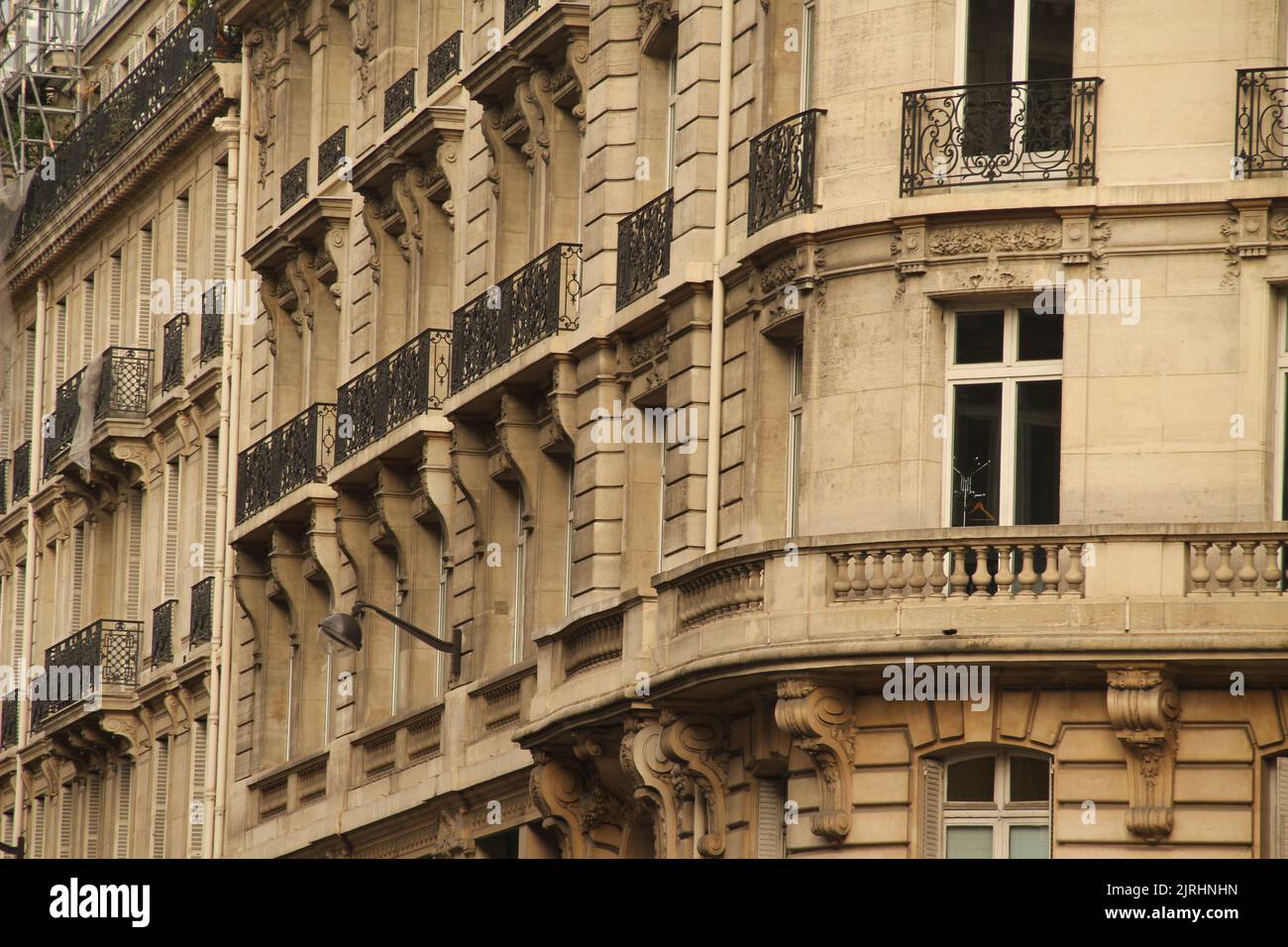 Die Fassade eines klassischen beigefarbenen Gebäudes mit Balkonen in Paris Stockfoto