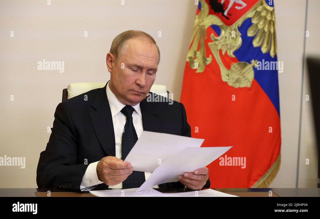 Novo-Ogaryowo, Russland. 24. August 2022. Der russische Präsident Wladimir Putin sieht sich seine Notizen während eines virtuellen Treffens mit den Beamten des Notdienstes an, um die Reaktion auf Waldbrände während des gesamten Landes vom offiziellen Wohnsitz von Novo-Ogarjovo am 24. August 2022 im Moskauer Gebiet, Russland, zu besprechen. Durch das trockene heiße Wetter haben sich Waldbrände in den Regionen Rjasan und Nischni Nowgorod sowie in der Republik Mari El ausgebreitet. Quelle: Mikhail Klimentyev/Kremlin Pool/Alamy Live News Stockfoto