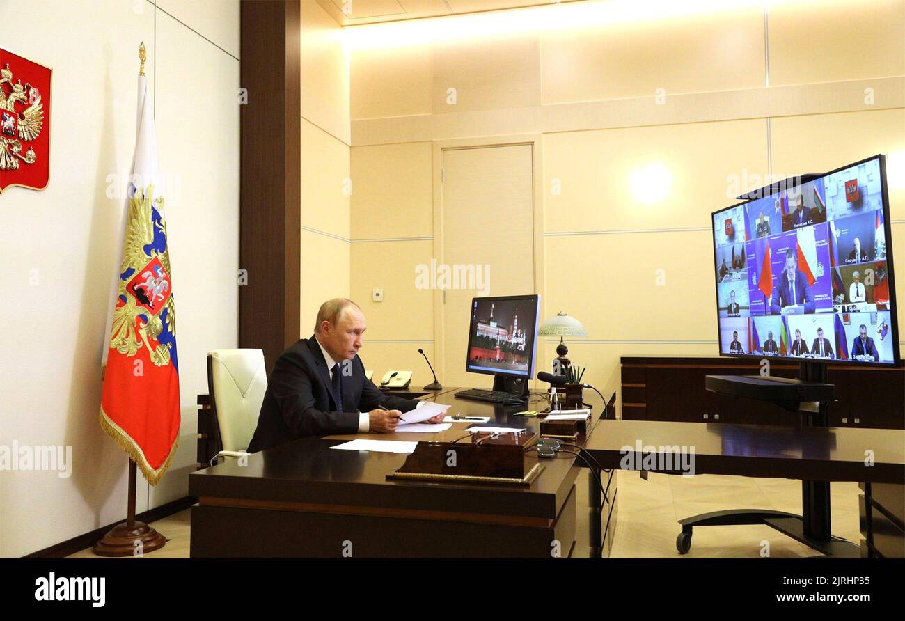 Novo-Ogaryowo, Russland. 24. August 2022. Der russische Präsident Wladimir Putin macht sich Notizen während eines virtuellen Treffens mit den Beamten des Notdienstes, um die Reaktion auf Waldbrände während des gesamten Landbezirkes vom offiziellen Wohnsitz von Novo-Ogarjovo am 24. August 2022 im Moskauer Gebiet, Russland, zu besprechen. Durch das trockene heiße Wetter haben sich Waldbrände in den Regionen Rjasan und Nischni Nowgorod sowie in der Republik Mari El ausgebreitet. Quelle: Mikhail Klimentyev/Kremlin Pool/Alamy Live News Stockfoto