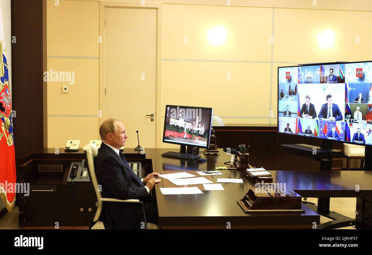 Novo-Ogaryowo, Russland. 24. August 2022. Der russische Präsident Wladimir Putin macht sich Notizen während eines virtuellen Treffens mit den Beamten des Notdienstes, um die Reaktion auf Waldbrände während des gesamten Landbezirkes vom offiziellen Wohnsitz von Novo-Ogarjovo am 24. August 2022 im Moskauer Gebiet, Russland, zu besprechen. Durch das trockene heiße Wetter haben sich Waldbrände in den Regionen Rjasan und Nischni Nowgorod sowie in der Republik Mari El ausgebreitet. Quelle: Mikhail Klimentyev/Kremlin Pool/Alamy Live News Stockfoto