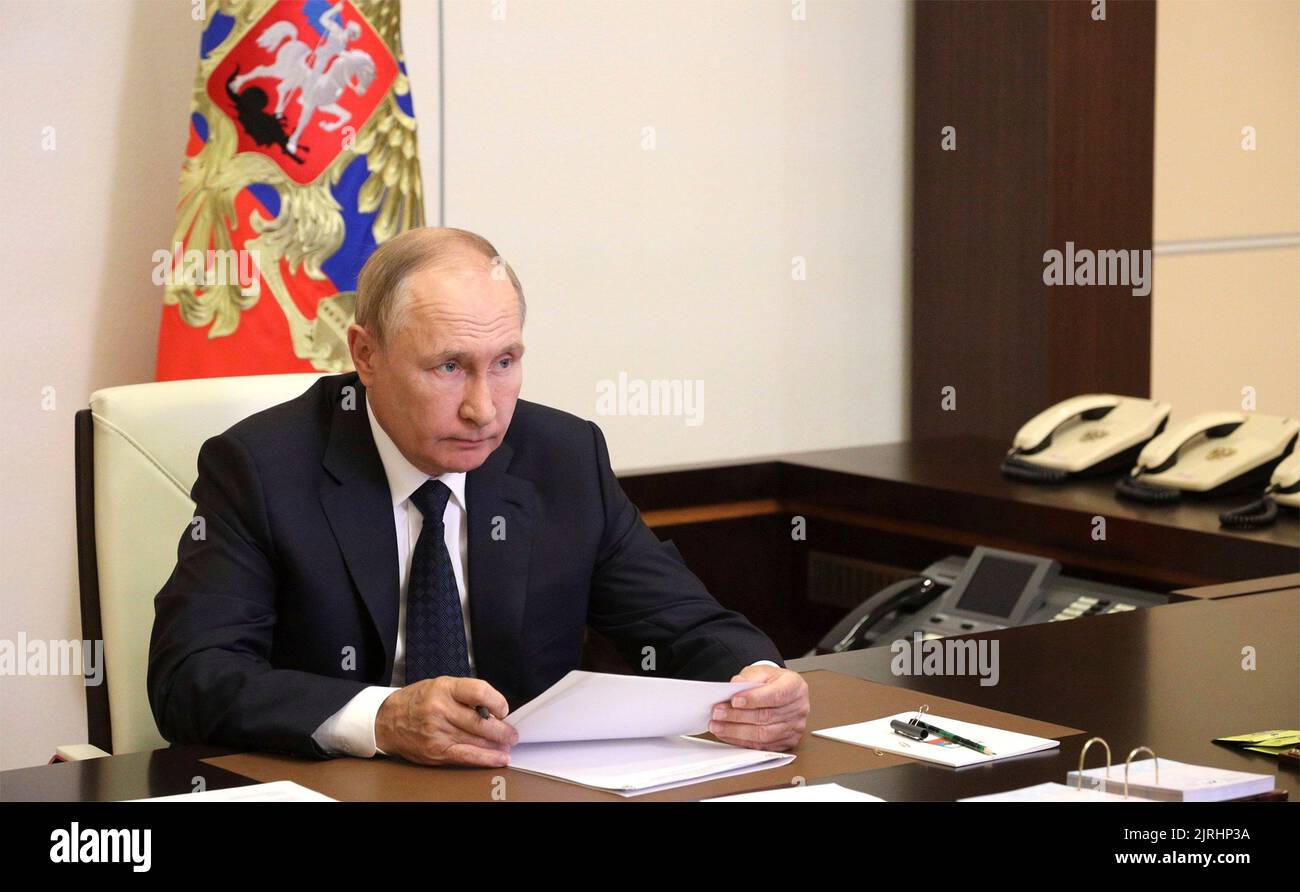Novo-Ogaryowo, Russland. 24. August 2022. Der russische Präsident Wladimir Putin veranstaltet ein virtuelles Treffen mit den Beamten des Notdienstes, um die Reaktion auf Waldbrände während des gesamten Landbezirksoffs vom offiziellen Wohnsitz von Novo-Ogarjovo am 24. August 2022 im Moskauer Gebiet, Russland, zu besprechen. Durch das trockene heiße Wetter haben sich Waldbrände in den Regionen Rjasan und Nischni Nowgorod sowie in der Republik Mari El ausgebreitet. Quelle: Mikhail Klimentyev/Kremlin Pool/Alamy Live News Stockfoto