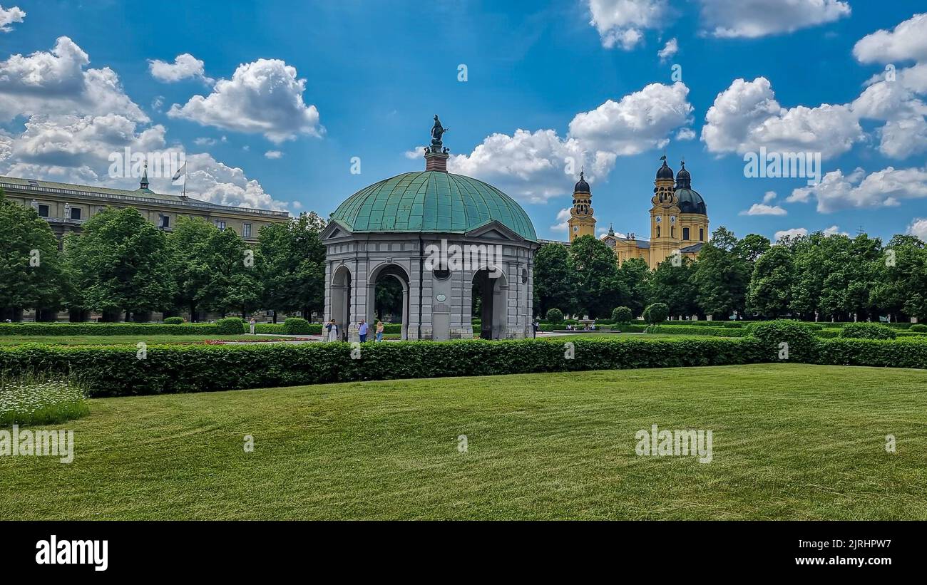 Eine schöne Aufnahme des Diana-Tempels im Münchner Hofgarten mit Theatinerkirche im Hintergrund Stockfoto