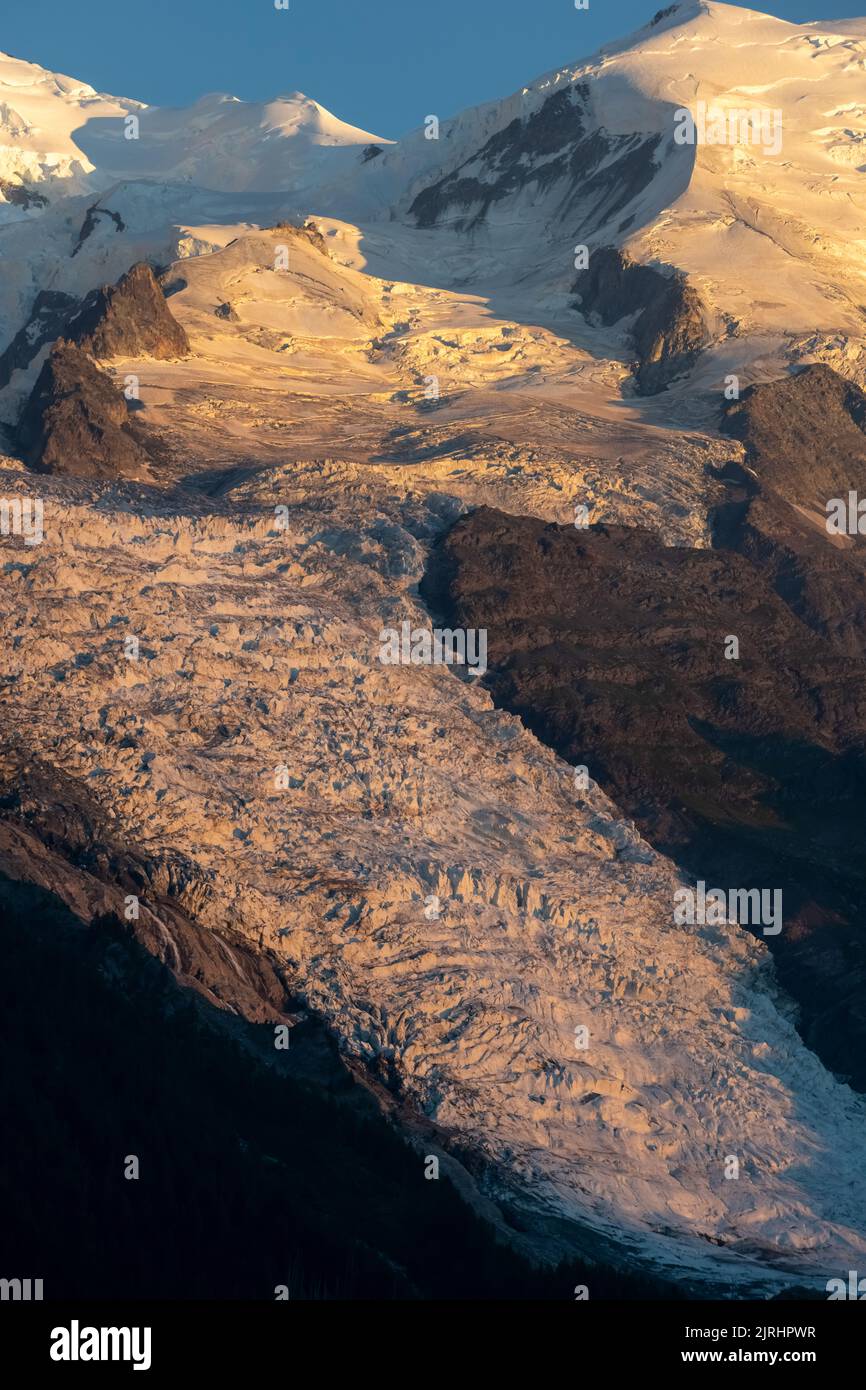 Das Panorama von Les Aiguilles erhebt sich im Abendlicht Grands