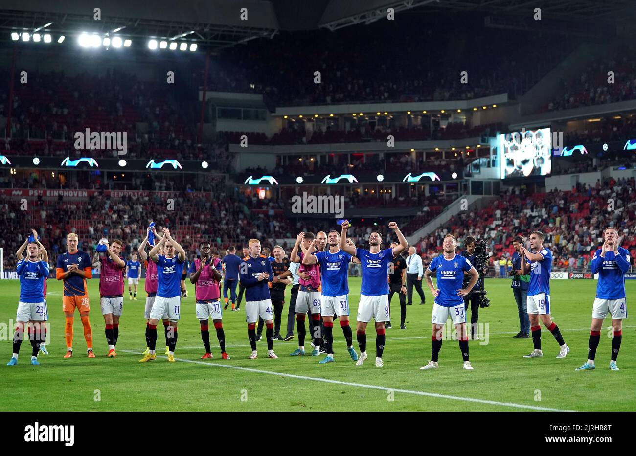 Die Rangers-Spieler und -Mitarbeiter applaudieren den Fans nach dem finalen Pfeifen während des UEFA Champions League-Qualifikationsspiels im PSV-Stadion in Eindhoven. Bilddatum: Mittwoch, 24. August 2022. Stockfoto