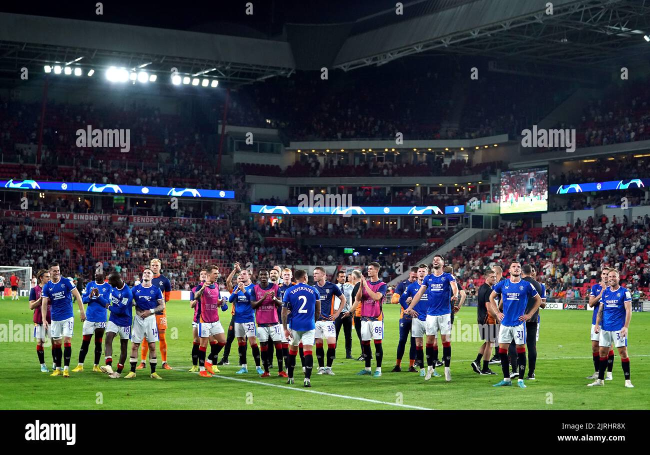 Die Rangers-Spieler und -Mitarbeiter applaudieren den Fans nach dem finalen Pfeifen während des UEFA Champions League-Qualifikationsspiels im PSV-Stadion in Eindhoven. Bilddatum: Mittwoch, 24. August 2022. Stockfoto