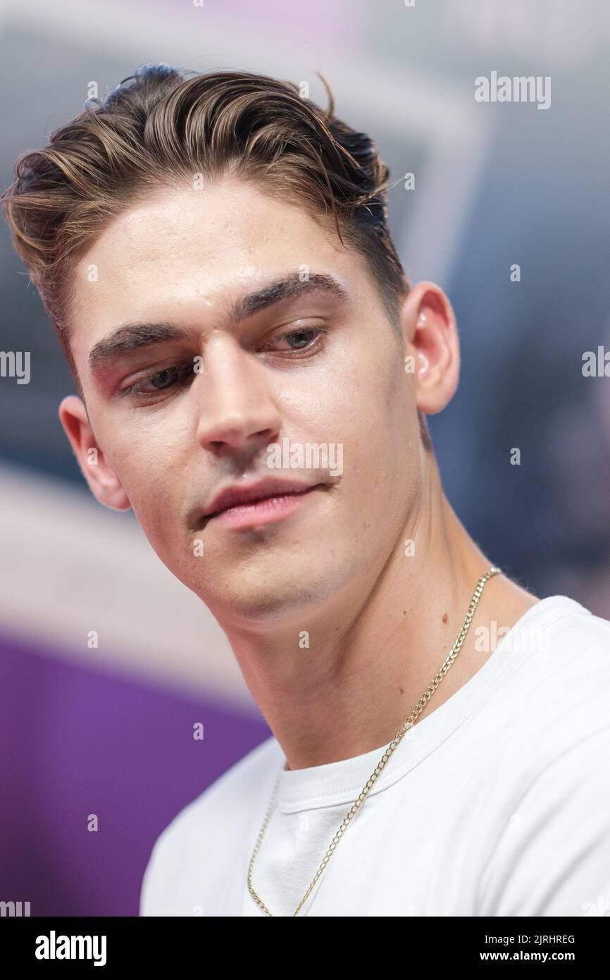 Madrid, Spanien. 24. August 2022. Der britische Schauspieler Hero Fiennes Tiffin nimmt an der Premiere von „After, Amor Infinito“ (After, Ever Happy) im Kinepolis Kino in Madrid Teil. Kredit: SOPA Images Limited/Alamy Live Nachrichten Stockfoto