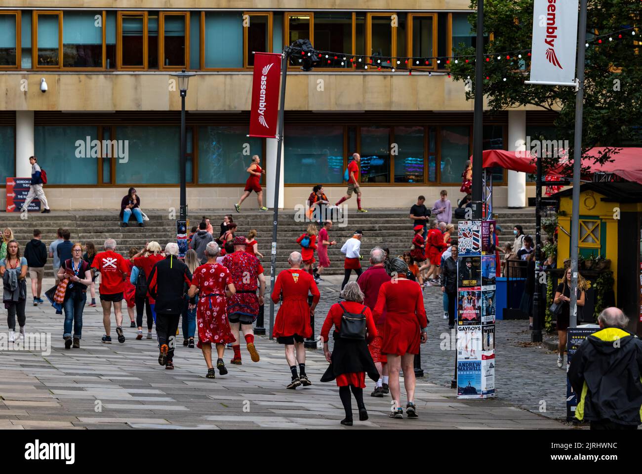 George Square, Edinburgh, Schottland, Großbritannien, 24.. August 2022. Red Dress Run: Die jährliche Veranstaltung findet statt, bei der Läufer in roten Kleidern durch die Stadt laufen, um Geld für wohltätige Zwecke zu sammeln. Kredit: Sally Anderson/Alamy Live Nachrichten Stockfoto