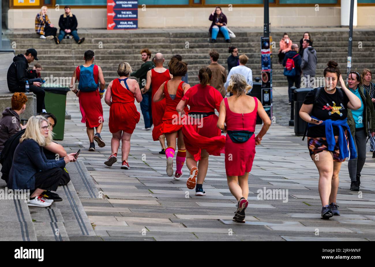 George Square, Edinburgh, Schottland, Großbritannien, 24.. August 2022. Red Dress Run: Die jährliche Veranstaltung findet statt, bei der Läufer in roten Kleidern durch die Stadt laufen, um Geld für wohltätige Zwecke zu sammeln. Kredit: Sally Anderson/Alamy Live Nachrichten Stockfoto