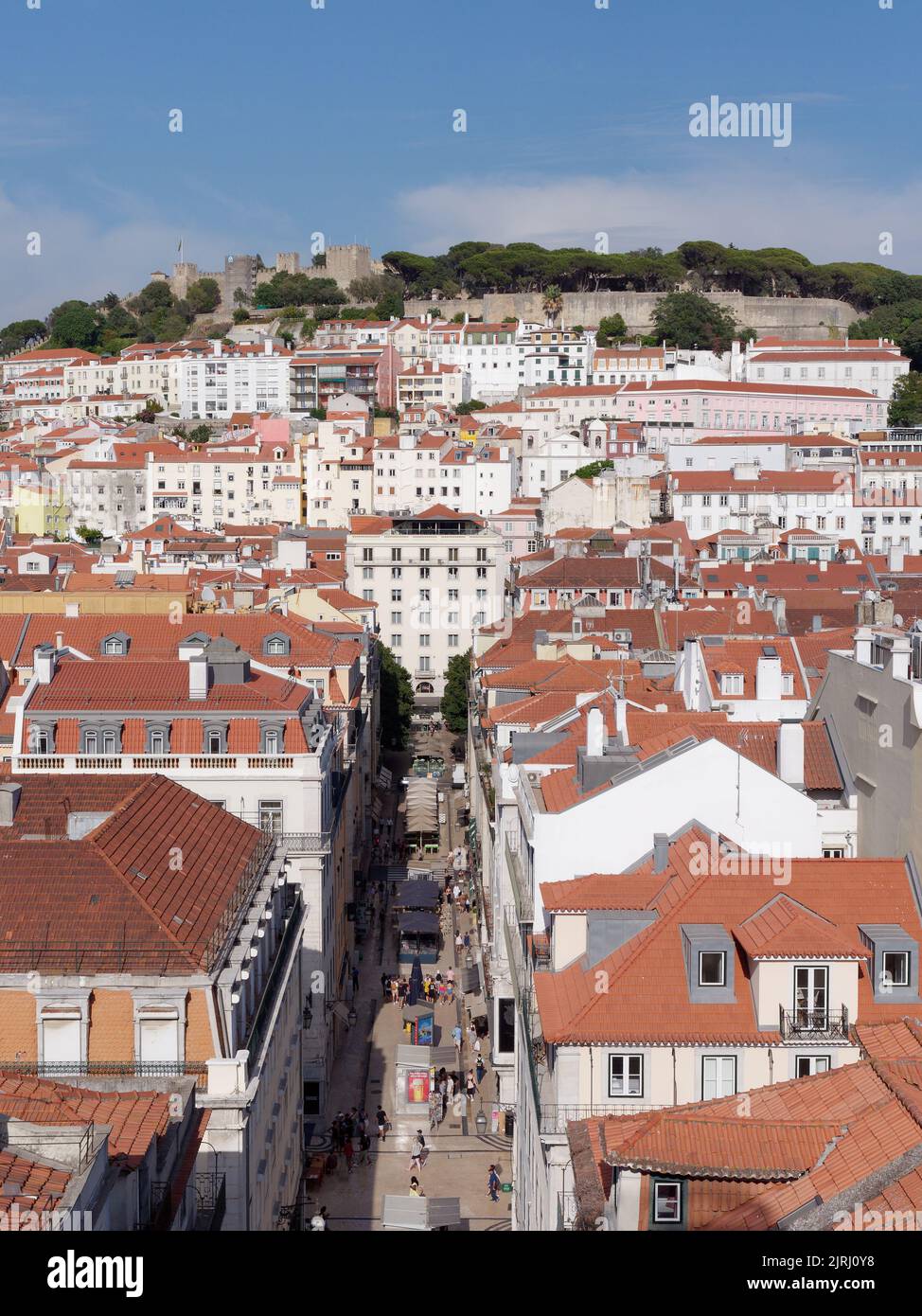 Lissabon hat ein erhöhtes Stadtbild mit der Burg St. George im Hintergrund, wie man sie vom berühmten Santa Justa Lift aus sieht. Portugal. Stockfoto