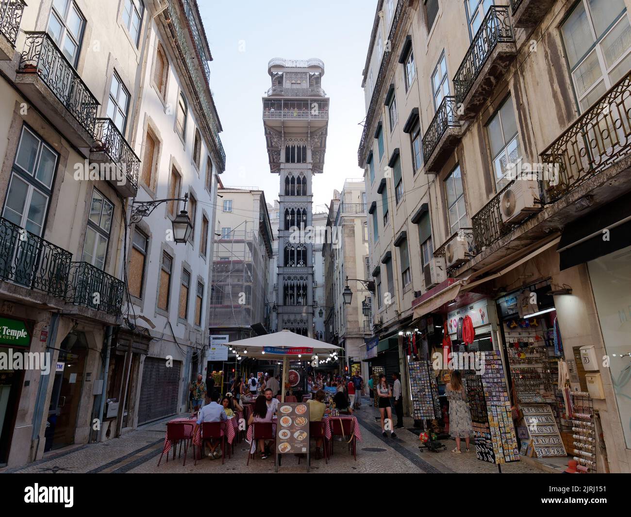 Santa Justa Lift in Lissabon, Portugal, mit Straßen unter voller Restaurants und Geschäften. Stockfoto