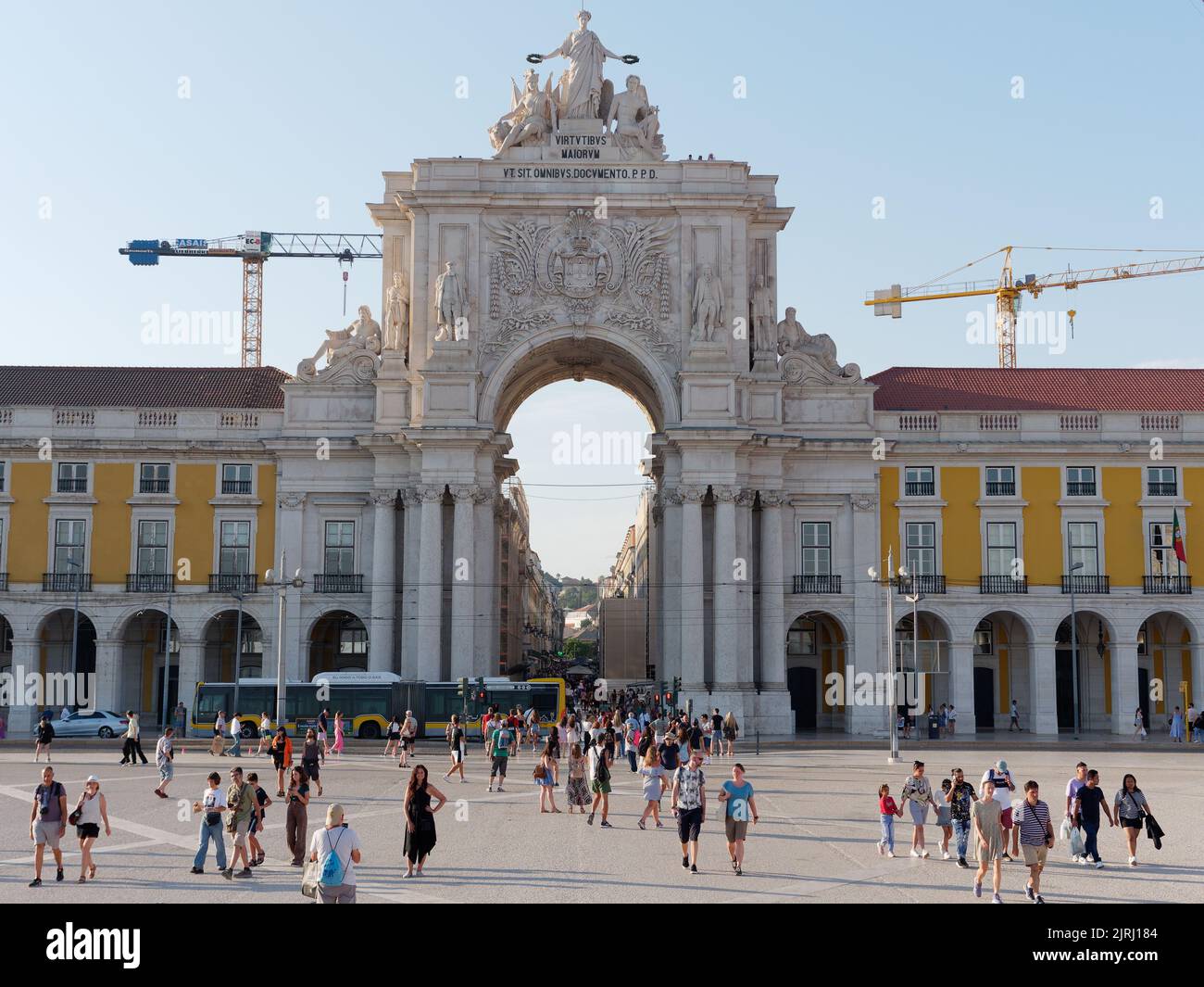 Handelsplatz und Rua Augusta Arch in Lissabon, Portugal. Stockfoto