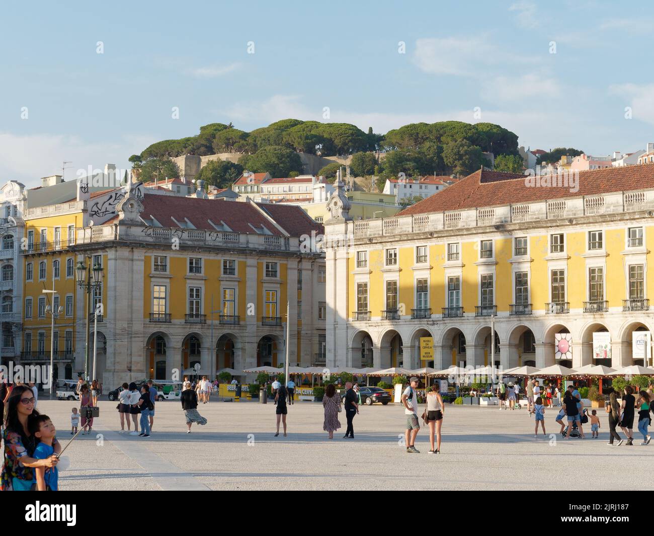 Handelsplatz in Lissabon, Portugal, mit der Burg St. George im Hintergrund. Stockfoto