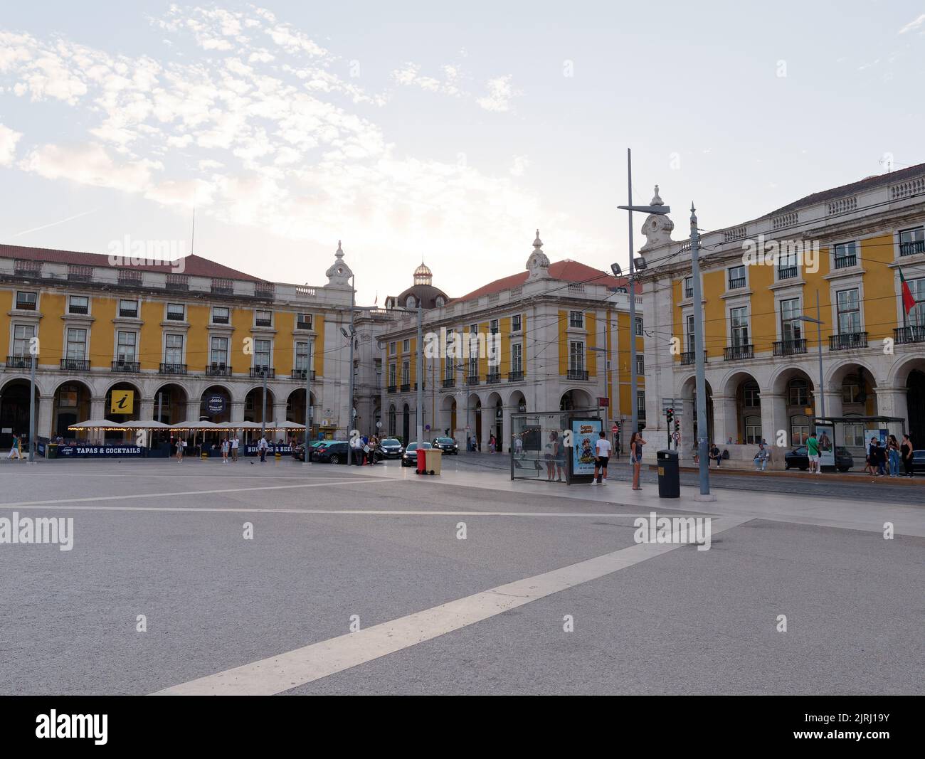 Handelsplatz in Lissabon, Portugal mit einer Straßenbahnhaltestelle Stockfoto
