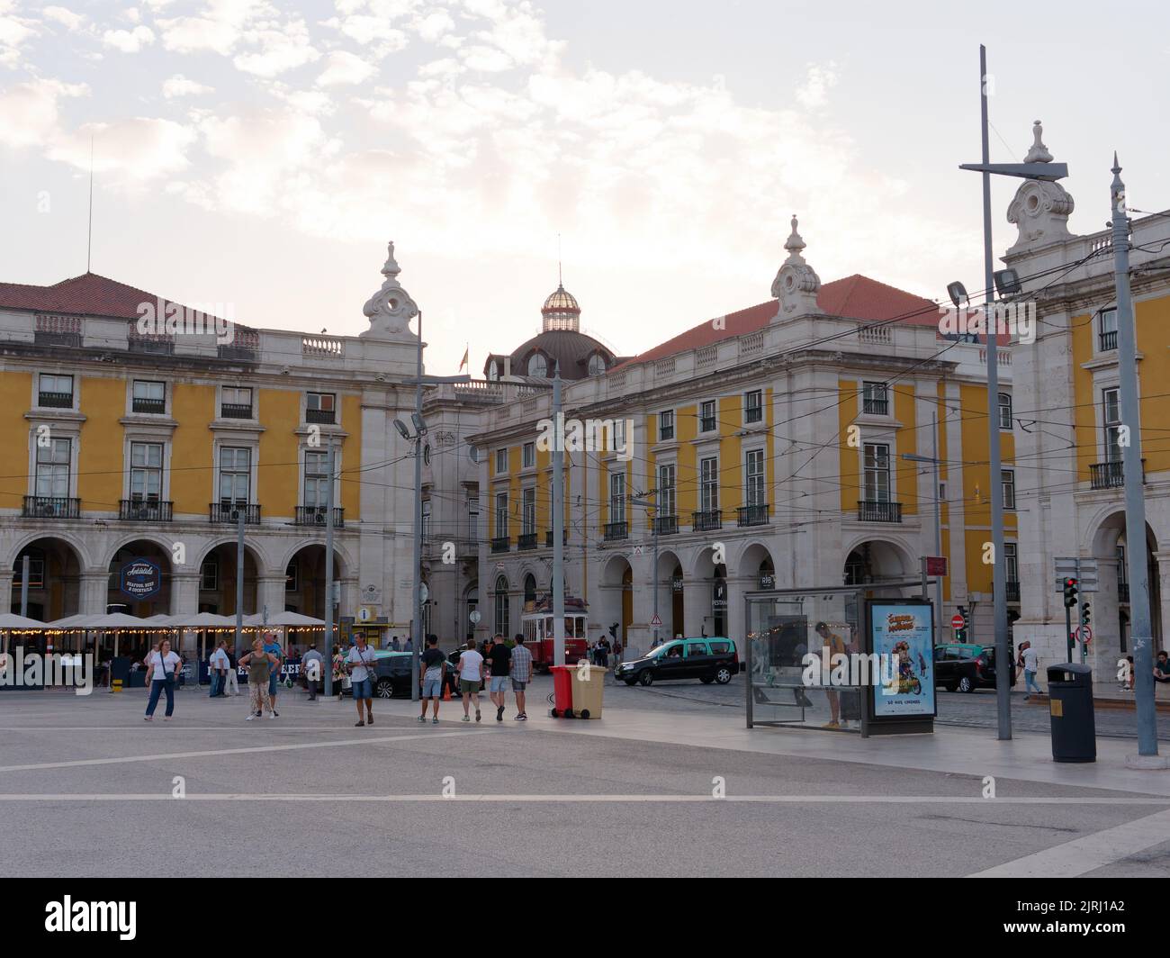 Handelsplatz in Lissabon, Portugal mit einer Straßenbahnhaltestelle Stockfoto