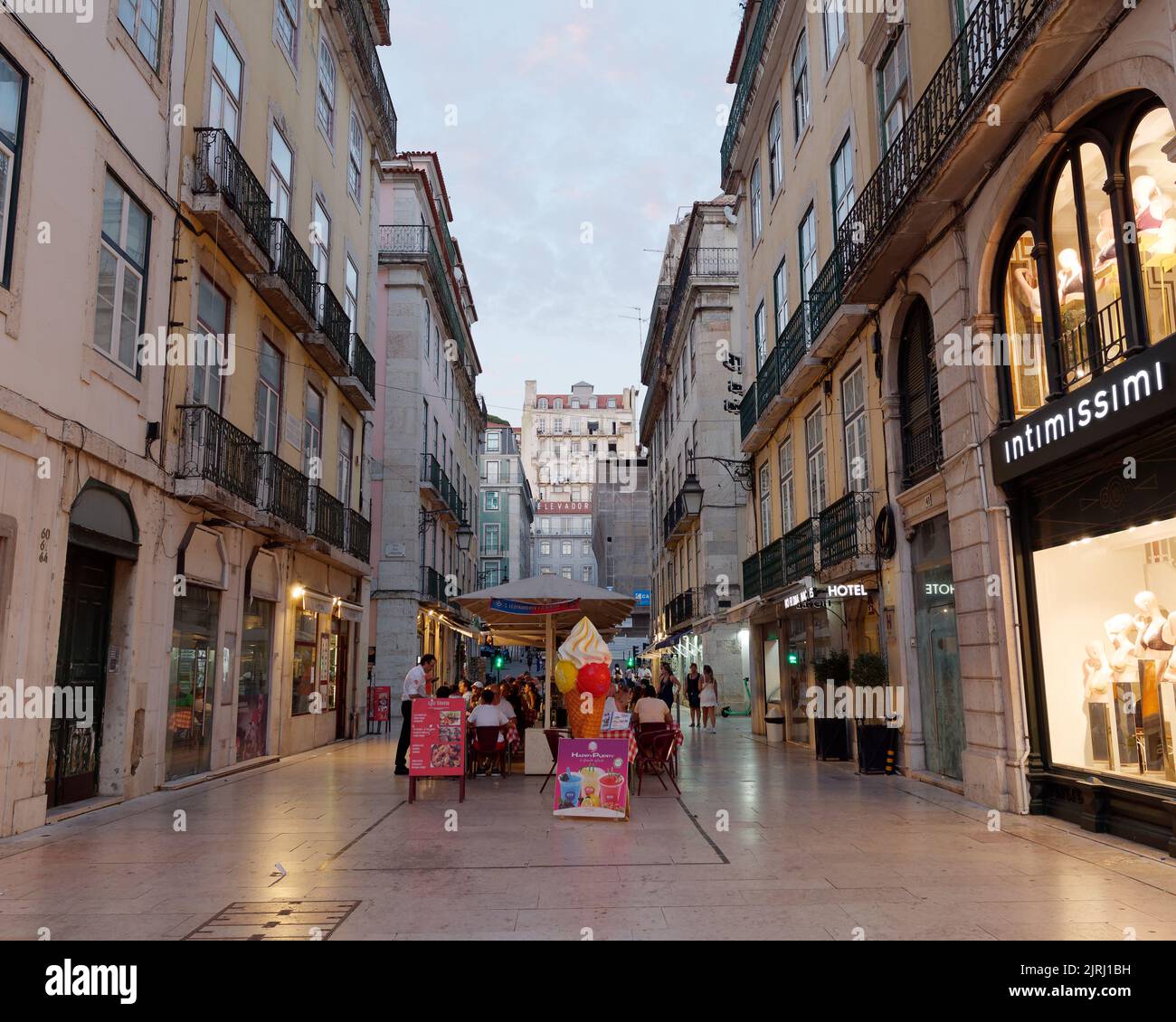 Lissabon Straße bei Nacht im Sommer mit Geschäften und Restaurants im Freien Stockfoto