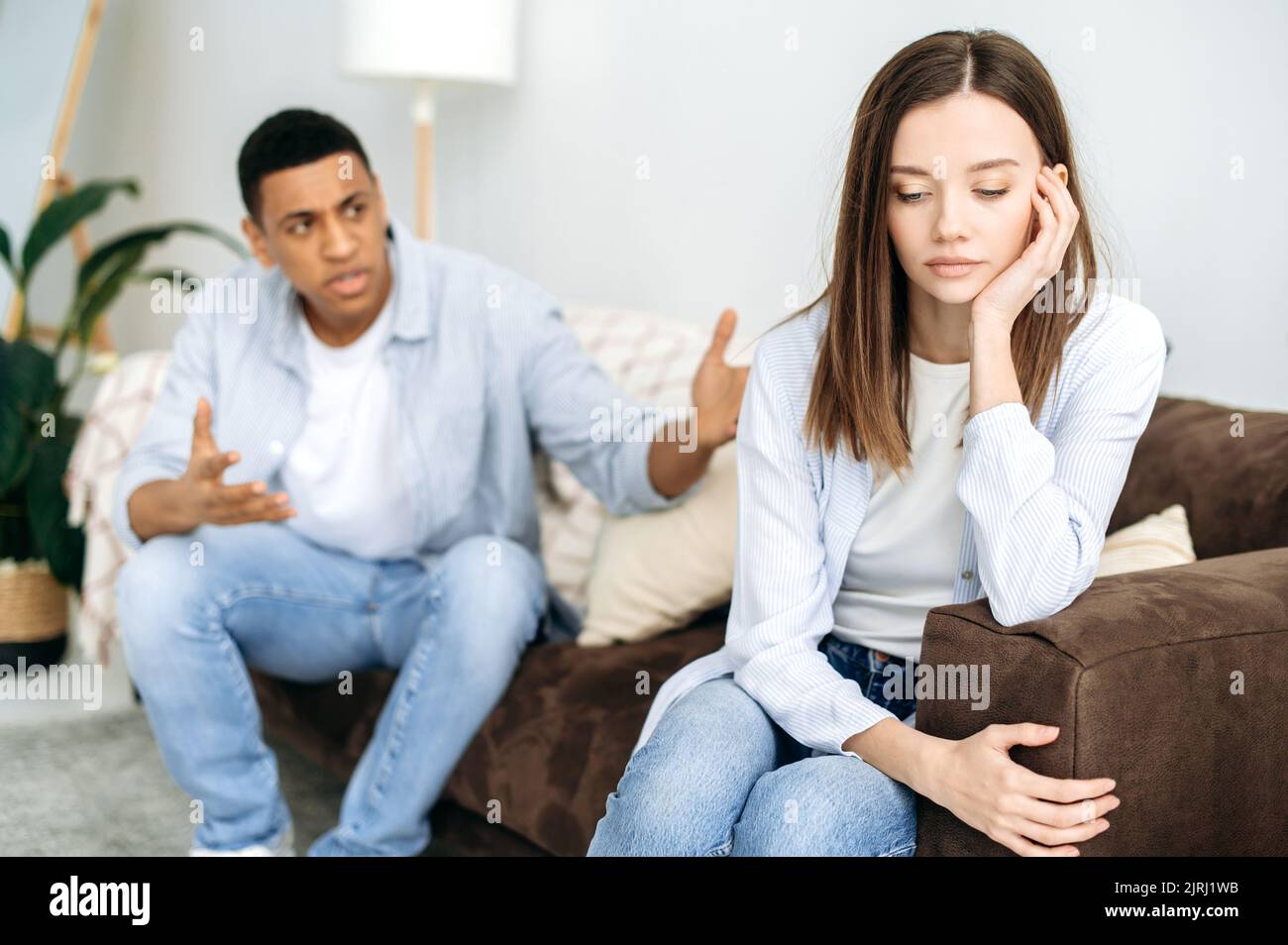 Missbräuchliche Beziehungen. Streit, Missbrauch, Meinungsverschiedenheiten, Eifersucht. Das Paar sortiert die Dinge, der Mann schreit die Frau an, wird eifersüchtig, klagt an. Eine Frau erlebt psychologische Gewalt, Erniedrigung Stockfoto