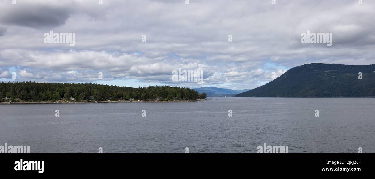 Treed Island mit Häusern und Docks, umgeben von anderen Inseln Stockfoto