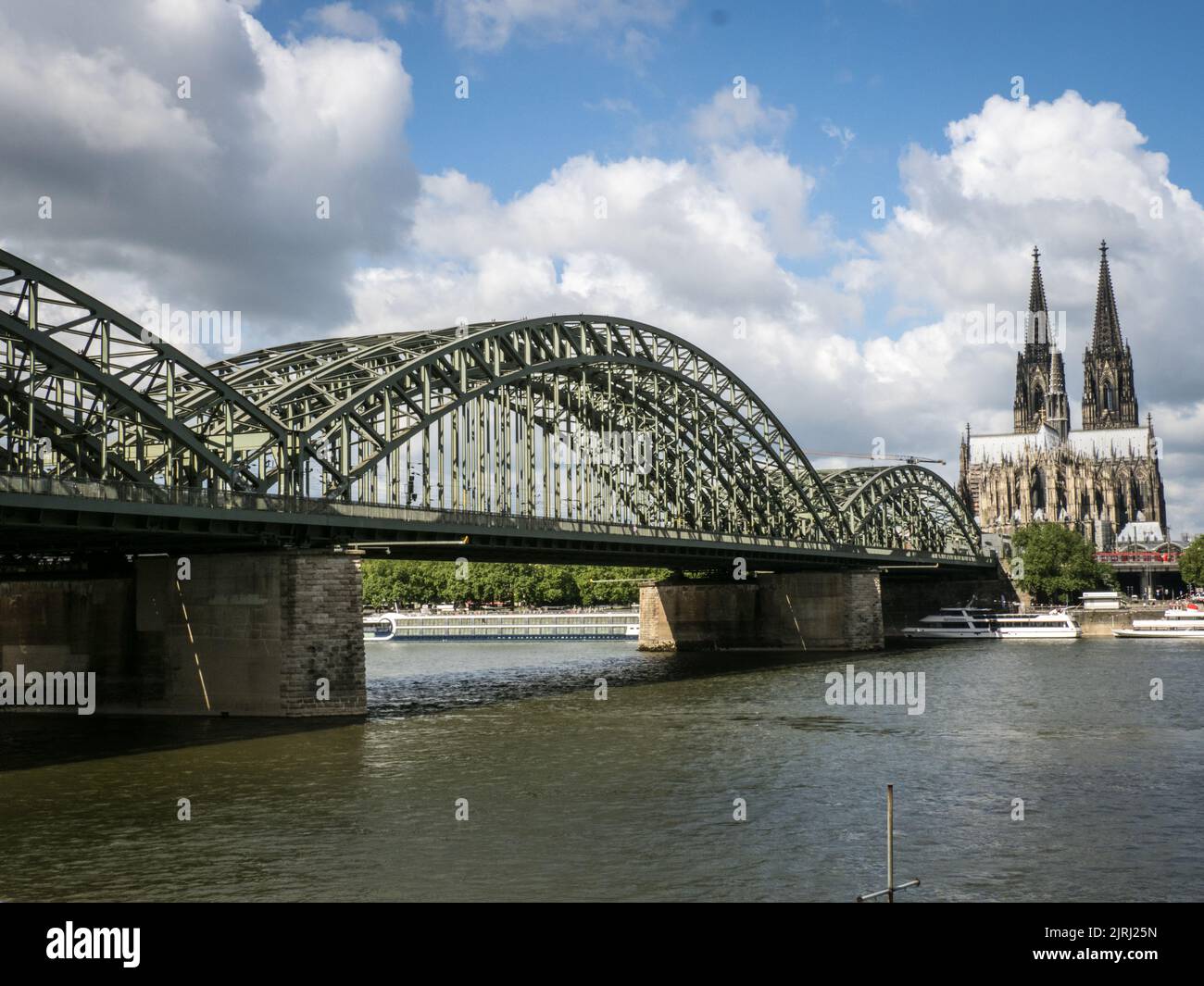 Blick auf Köln vom Rheinufer aus Stockfoto