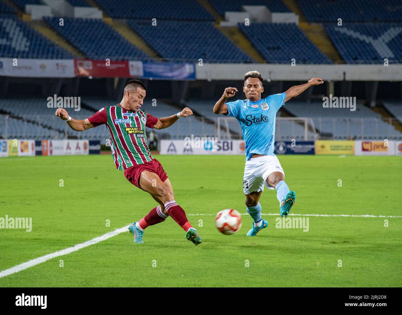 Kalkutta, Westbengalen, Indien. 24. August 2022. ATK Mohun Bagan (ATKMB) und Mumbai City FC (MCFC) spielten am 24.. August 131. im SALT LAKE STADIUM (VYBK), Kalkutta, ein Unentschieden-Spiel der Gruppe B in 1-1. 2022.Liston Colaco erzielte für Mohun Bagan eine Halbzeit von 1., während Jorge Pereyra Diaz für den FC Mumbai City eine Halbzeit von 2. erzielte. (Bild: © Amlan Biswas/Pacific Press via ZUMA Press Wire) Stockfoto