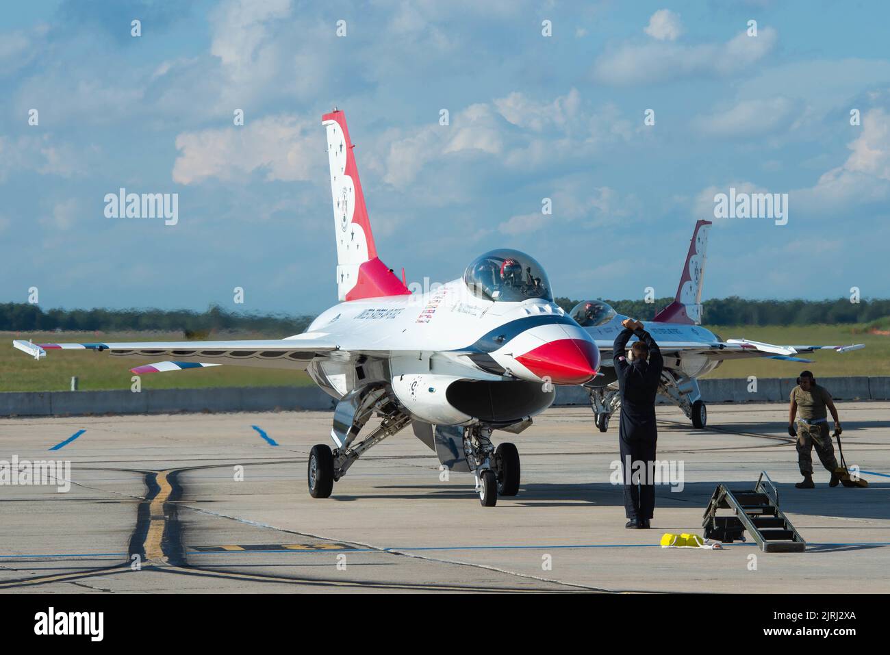 Die Thunderbirds der US Air Force treffen am 22. August 2022 im 177. Fighter Wing, Egg Harbor Township, N.J., ein. In Vorbereitung auf die Meet AC Atlantic City Airshow: „Ein Gruß an die, die dienen“. Das Thunderbirds-Demonstrationsteam besteht aus acht Piloten und mehr als 130 Mitarbeitern aus 25 Berufsfeldern. (USA Foto der Air National Guard von Airman 1. Class Darion Boyd) Stockfoto