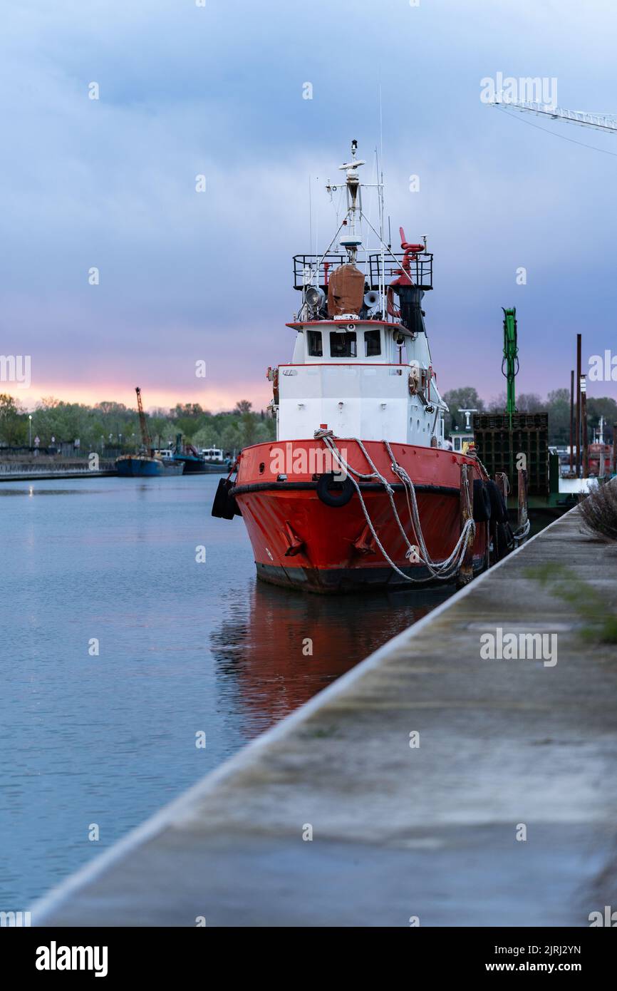 Rotes Industrail-Boot am Dock Stockfoto