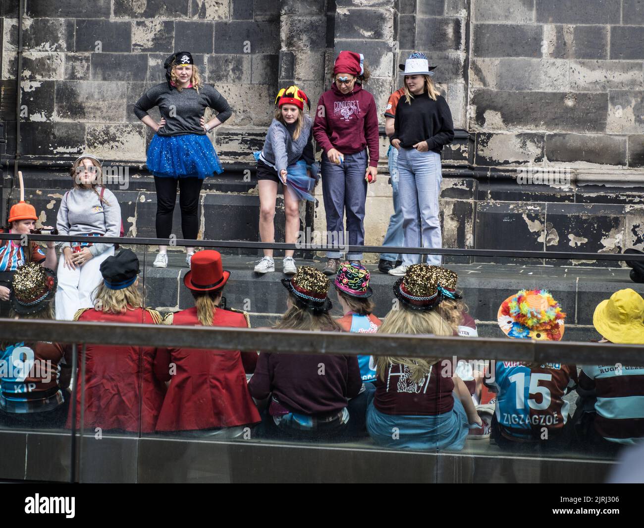 Kinder spielen eine Show auf den Stufen des Kölner Doms Stockfoto