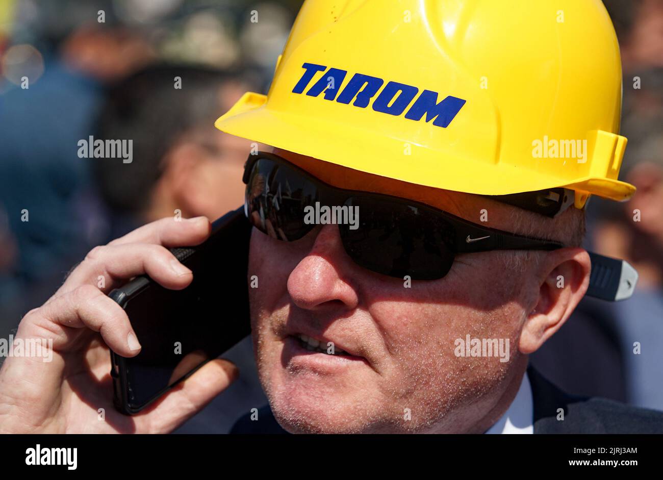 Bukarest, Rumänien - 06. April 2022: Narcis Pascu, Präsident der Vereinigten Gewerkschaft der Fluggesellschaft TAROM, protestiert bei einer Gewerkschaftskundgebung gegen U Stockfoto