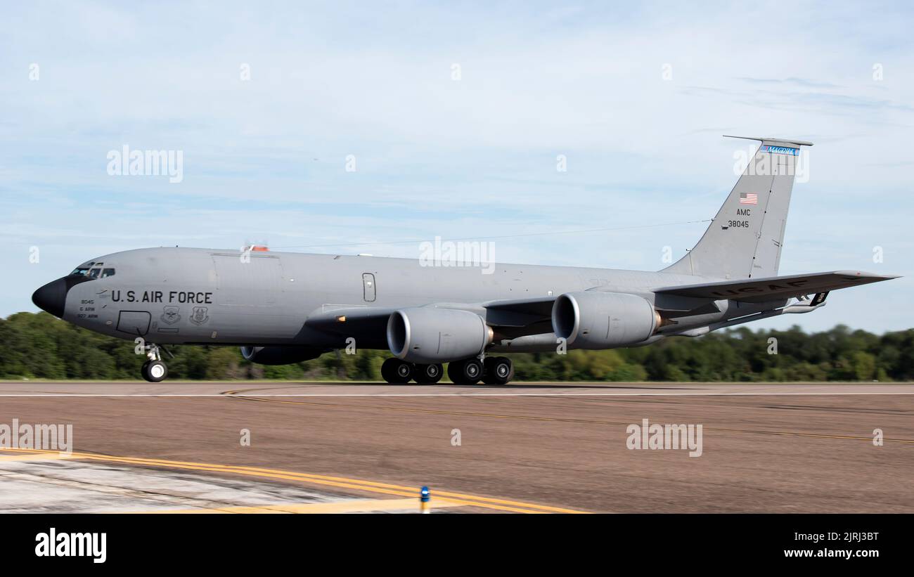 Ein Flugzeug der US Air Force KC-135 Stratotanker, das dem 6. Air Betanking Wing zugeordnet ist, hebt am 22. August 2022 auf dem MacDill Air Force Base, Florida, ab. Flugbegleiter aus verschiedenen Berufsfeldern reisten zusammen mit der Luftbesatzung und den 91. und 50. Flugtankern an, um an der Kapitelveranstaltung des Agile Combat Employment-Programms teilzunehmen. Um sich erfolgreich zu qualifizieren, muss Airmen innerhalb von 3 Tagen bei einem 24-Stunden-Betrieb die Fähigkeiten nachweisen, die aus einem Jahr an Aufgaben und Zielen erworben wurden. (USA Foto der Luftwaffe von Staff Sgt. Ashley Tsoi) Stockfoto