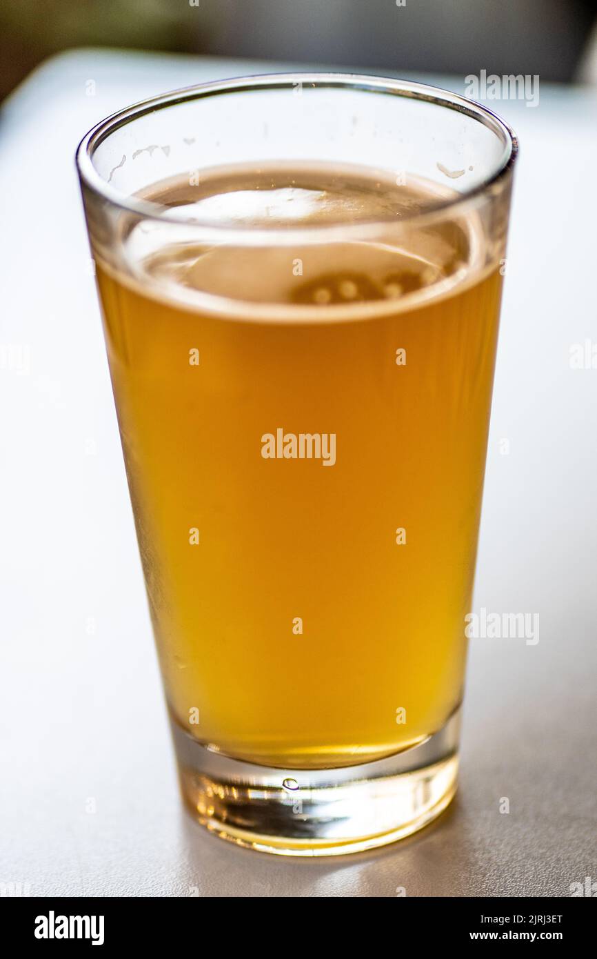 RUSSLAND, PETERSBURG - 18. AUG 2022: Bier Bar trinken Hintergrund Glas Licht Schaum Alkohol kaltes Getränk, aus goldenem Weiß für Pint für Gold Party, cool Stockfoto