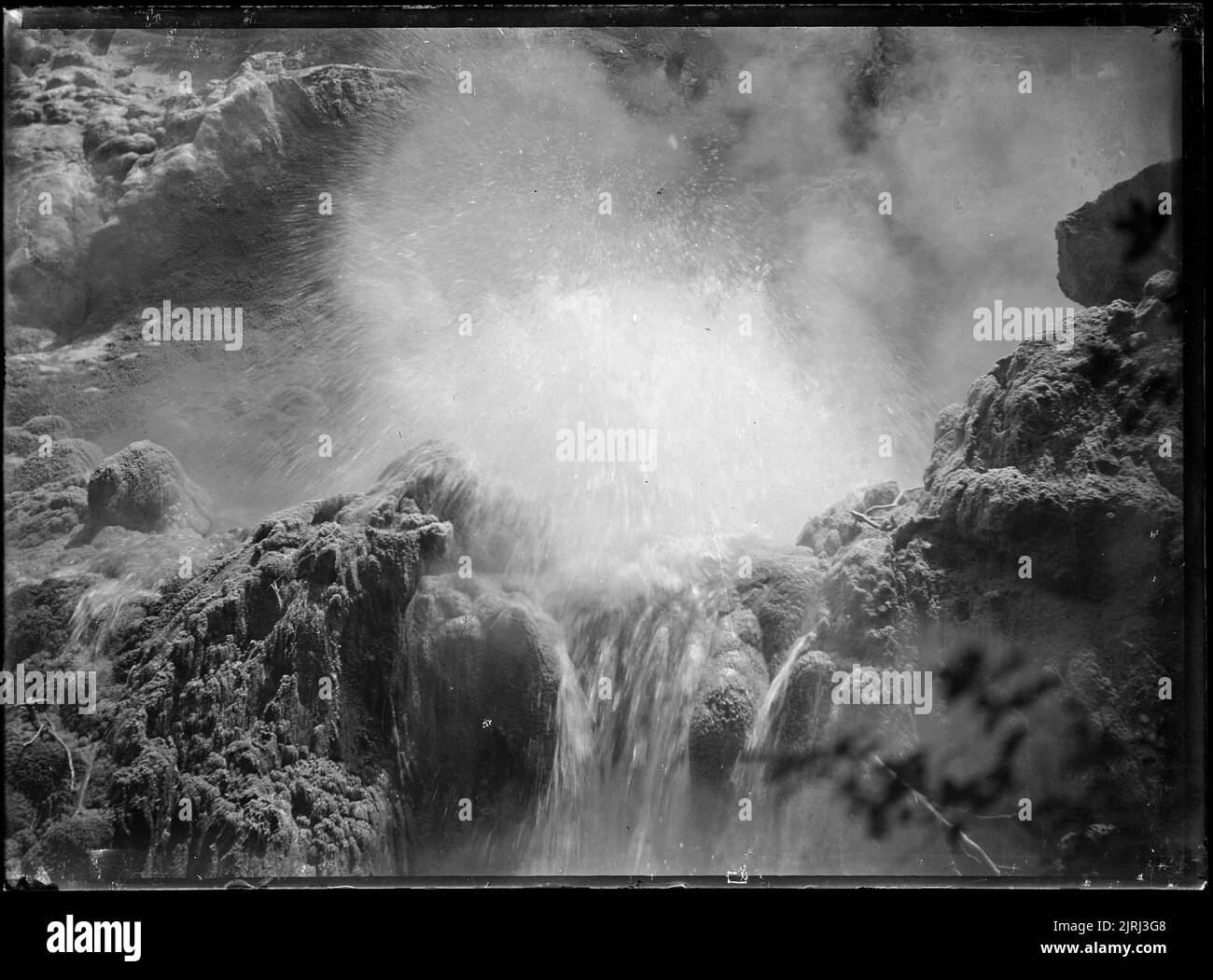 Twin Geyser in Aktion, 1905, von Fred Brockett. Stockfoto