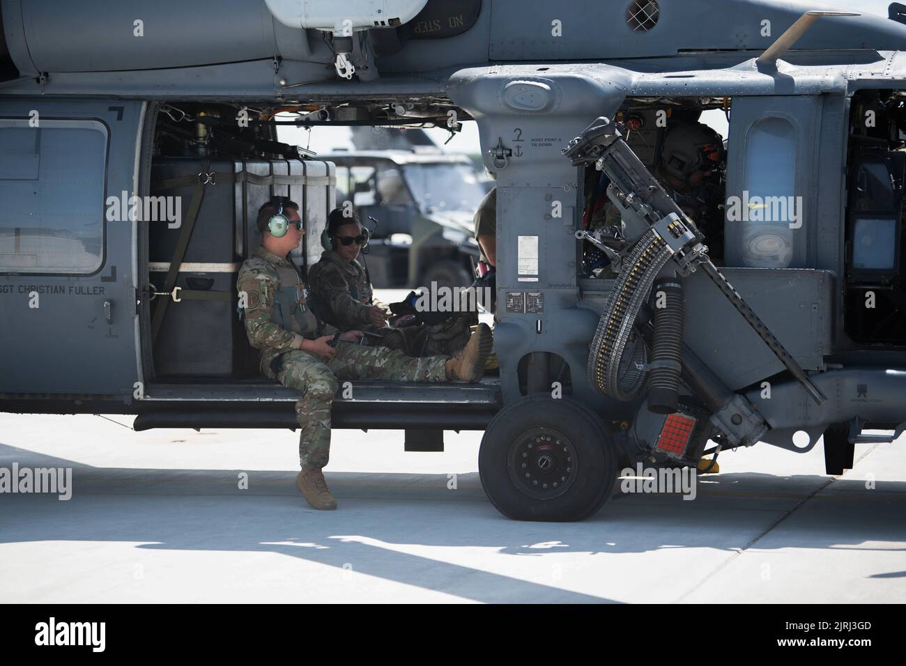 US Air Force Staff Sgt. Ryan Keeny, 45. Security Forces Squadron Military Working Dog Trainer, und U.S. Air Force Staff Sgt. Tilar Brooks, 45. SFS MWD Handler sitzt in einem HH60G Pave Hawk mit Debra, 45. SFS MWD am 23. August 2022 auf der Patrick Space Force Base, Fla. MWD Handler besuchen mehrere Formen des Trainings mit ihrem zugewiesenen MWD, um die Einsatzbereitschaft zu gewährleisten. (USA Space Force Foto von Senior Airman Samuel Becker) Stockfoto