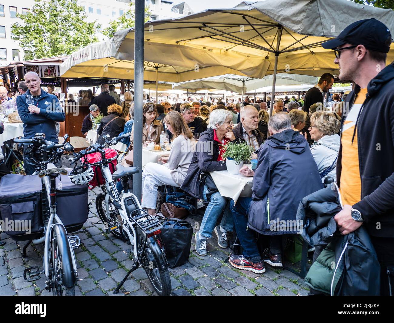 Einheimische und Touristen genießen ein Wein- und Bierfest in Köln Stockfoto