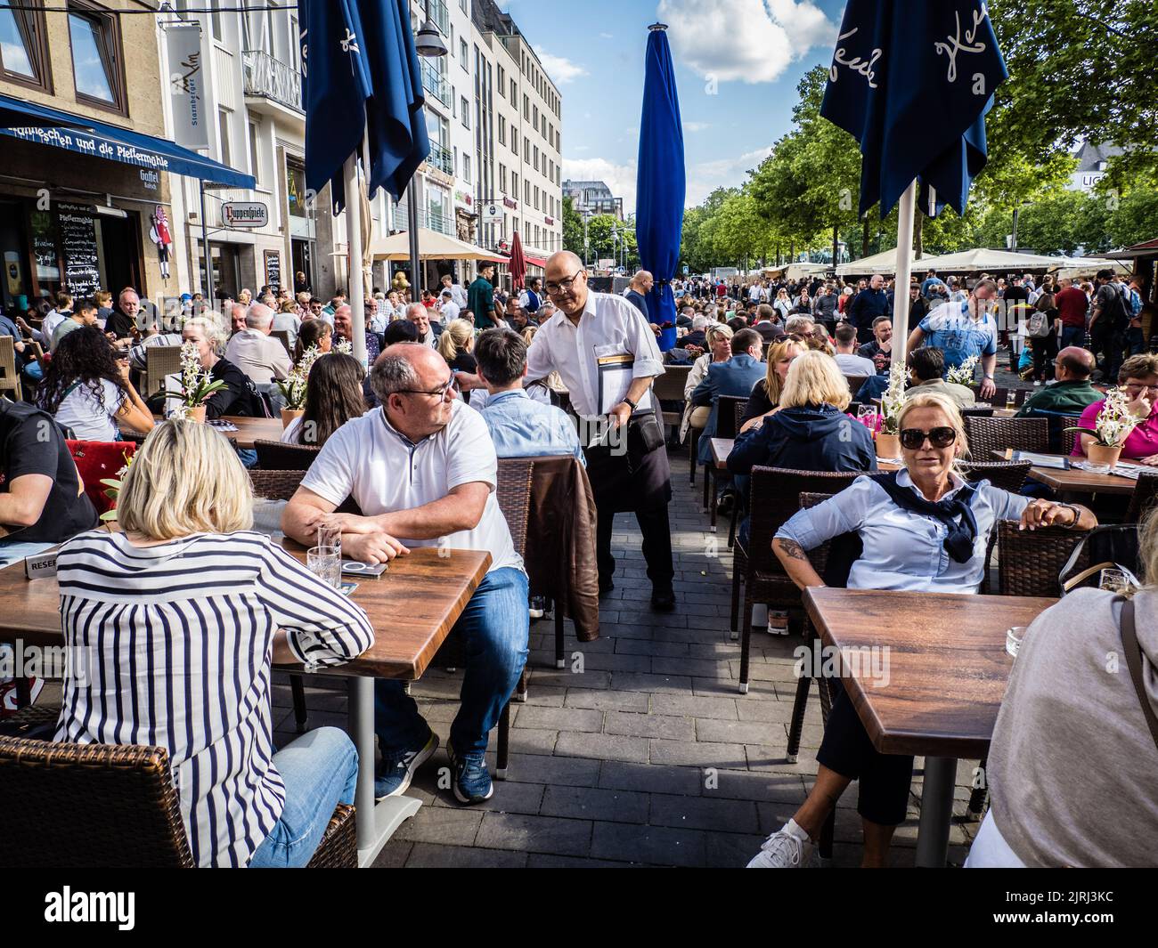 Einheimische und Touristen genießen ein Wein- und Bierfest in Köln Stockfoto