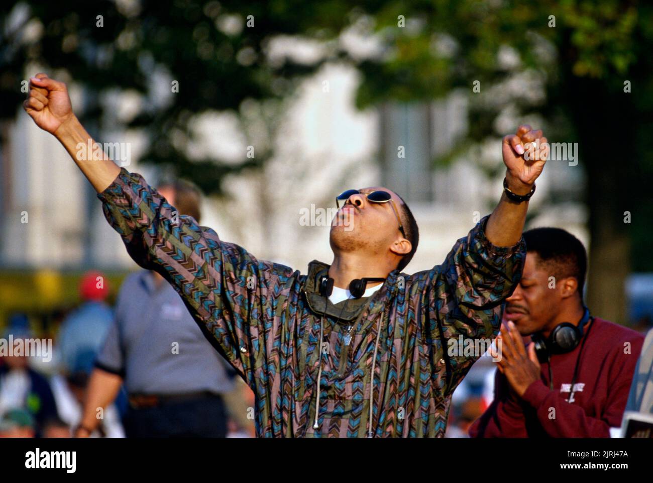 Mitglieder der Promise Keepers, einer konservativen christlichen Organisation, strecken ihre Arme im Gebet während einer Versammlung in der National Mall am 4. Oktober 1997 in Washington, DC aus. Schätzungsweise 700.000 Männer versammelten sich zur Gebetsveranstaltung „Stand in the Gap: A Sacred Assembly of Men“. Stockfoto