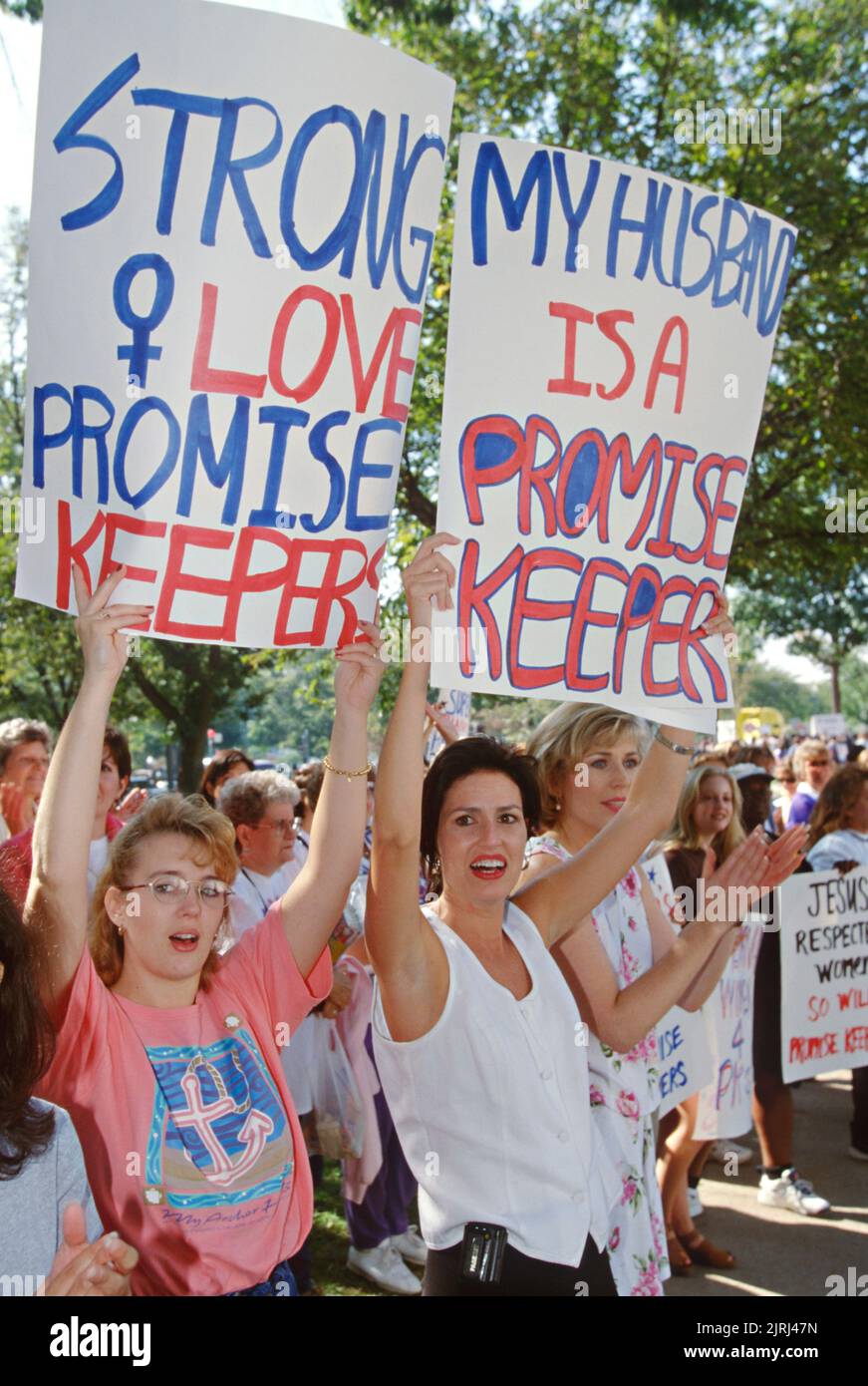 Wives of the Promise Keepers, eine konservative christliche Organisation, zeigt ihre Unterstützung für die ausschließlich männliche religiöse Organisation in der National Mall am 4. Oktober 1997 in Washington, DC. Schätzungsweise 700.000 Männer versammelten sich zur Gebetsveranstaltung „Stand in the Gap: A Sacred Assembly of Men“. Stockfoto