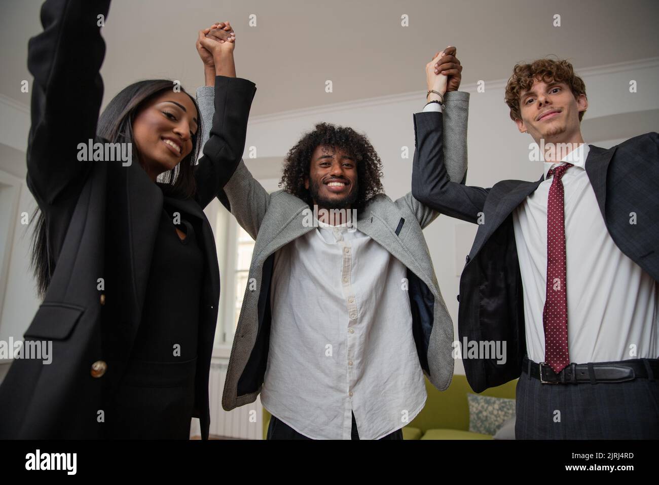 Happy Business Multiethnische Gruppe feiert im Büro, Unternehmensjubiläum Stockfoto