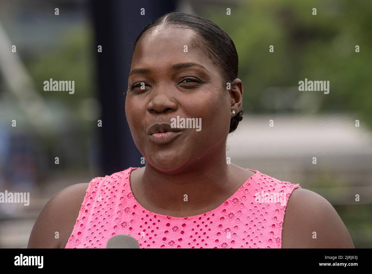 New York, New York, USA. 23. August 2022. Shanifah Rieara, MTA Acting Chief Customer Officer, spricht während der Pressekonferenz von MTA Leadership und USTA an der Mets-Willets Point LIRR Station. Sie drängen Fans, öffentliche Verkehrsmittel zu nutzen, um die US Open Tennis Championship zu besuchen. (Bild: © Fotograf Lev Radin/Pacific Press via ZUMA Press Wire) Stockfoto