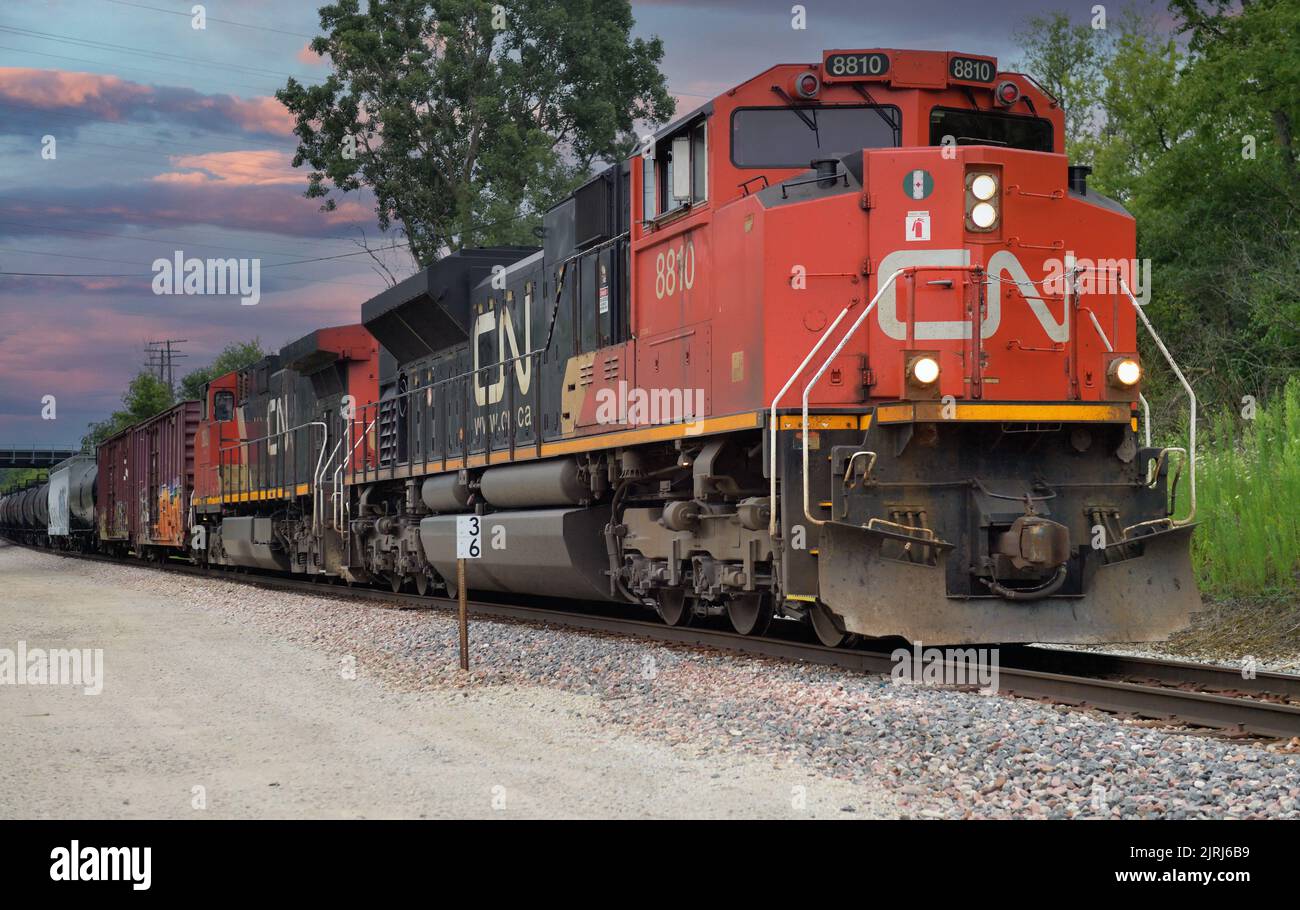 Wayne, Illinois, USA. Ein Paar der Canadian National Railway Lokomotiven führt einen Güterzug durch den Nordosten von Illinois. Stockfoto