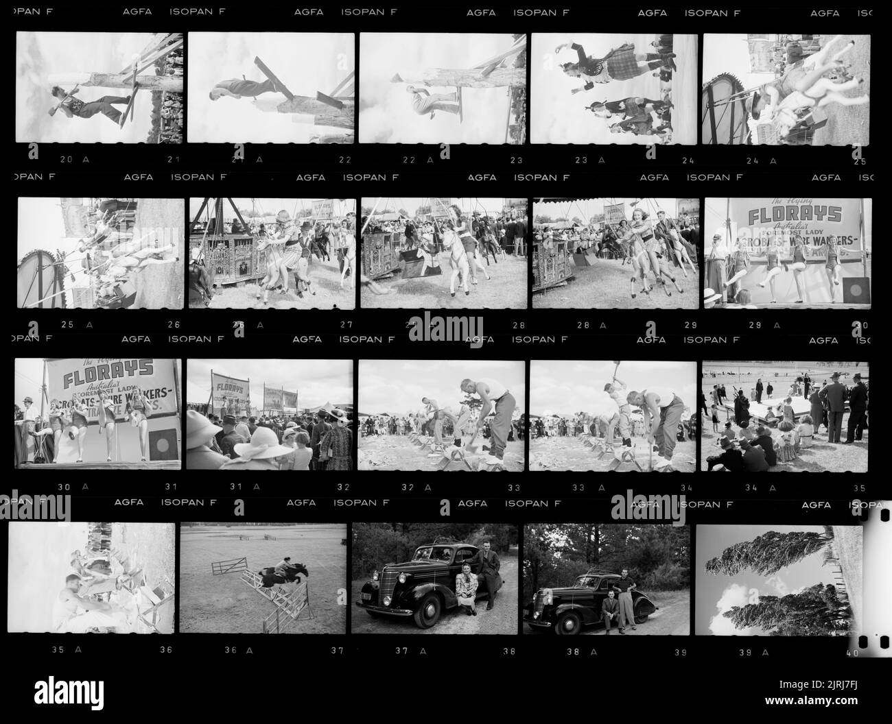 Woodchopping-Wettbewerb und Tanzaufführungen bei einem ländlichen Outdoor-Event, Januar 1940, Neuseeland, von Eric Lee-Johnson. Stockfoto