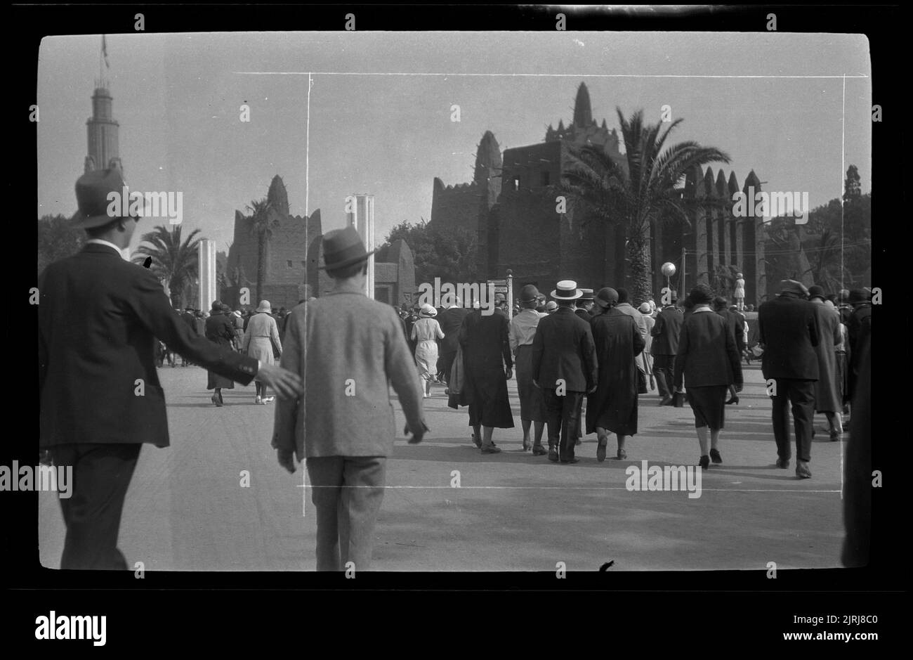 Pariser Pavillon und Ausstellungsgelände, 1931, Frankreich, von Eric Lee-Johnson. Stockfoto