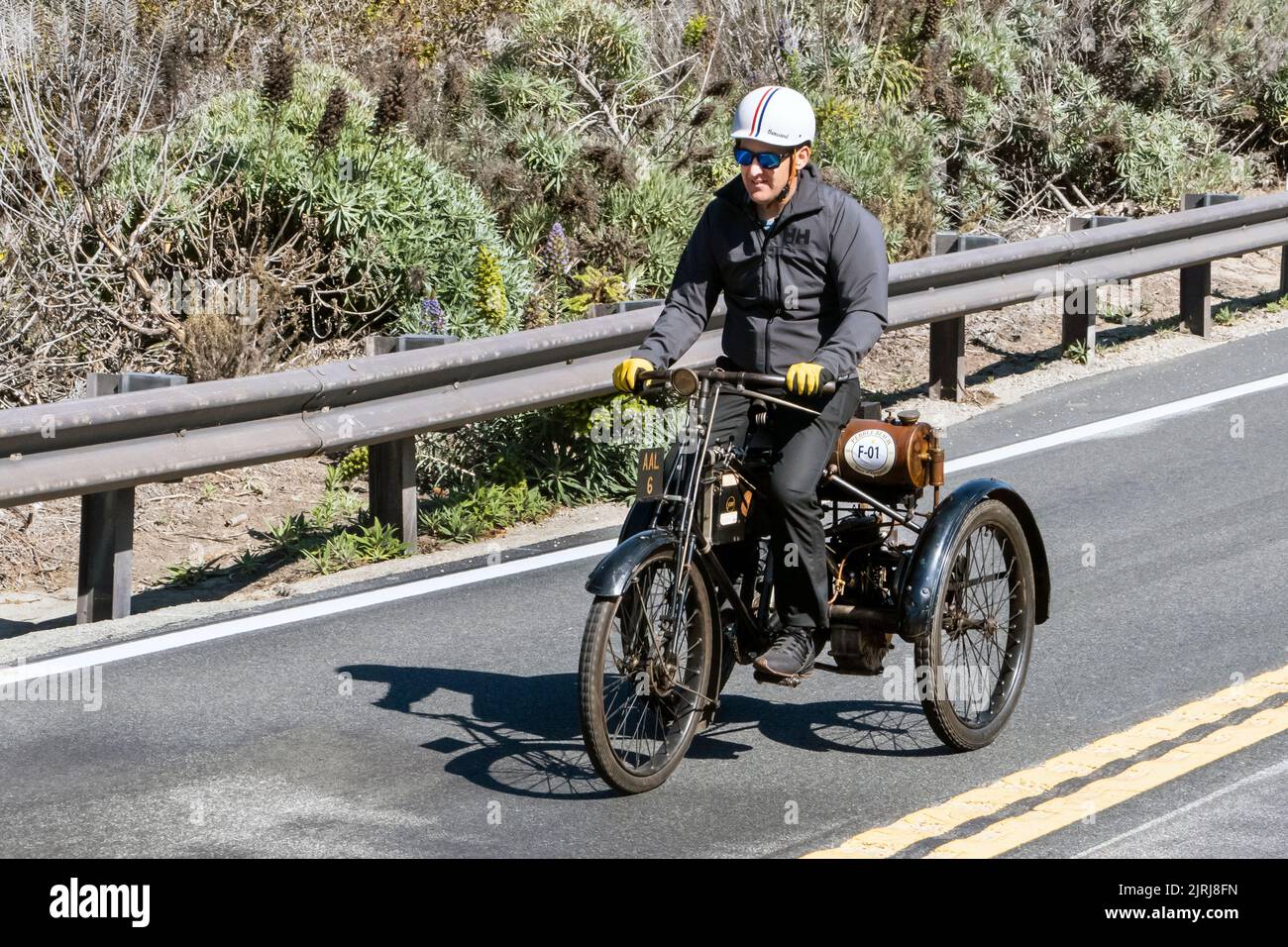1900 De Dion Bouton Dreirad auf der Pebble Beach Concours Tour auf dem Highway 1 in der Nähe von Carmel California USA Stockfoto