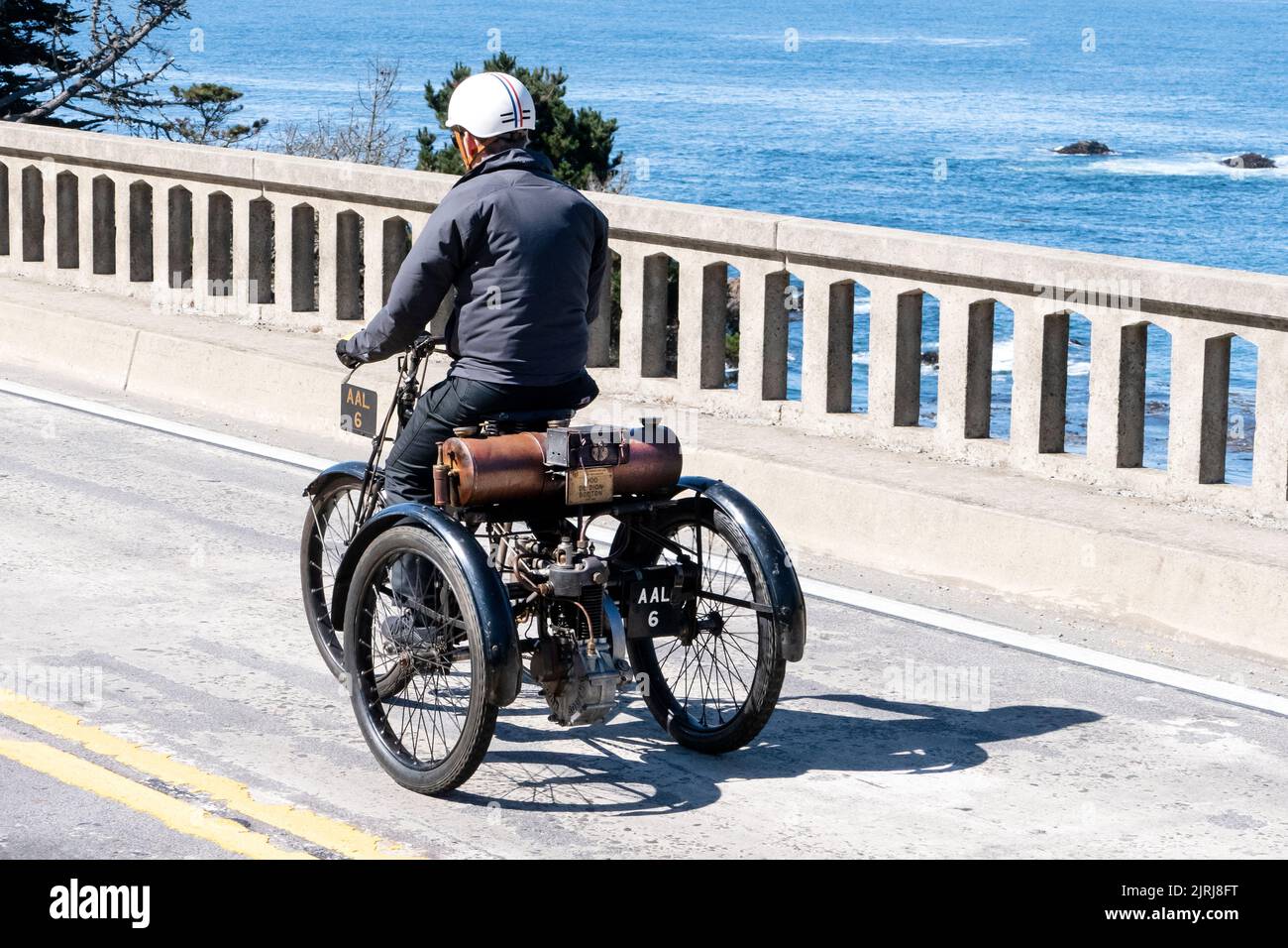 1900 De Dion Bouton Dreirad auf der Pebble Beach Concours Tour auf dem Highway 1 in der Nähe von Carmel California USA Stockfoto
