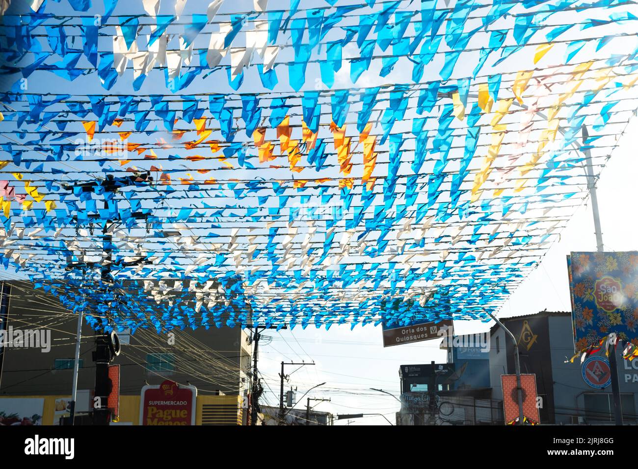 Dekoration von Sao Joao mit Fahnen in der Stadt Valenca, Bahia. Stockfoto