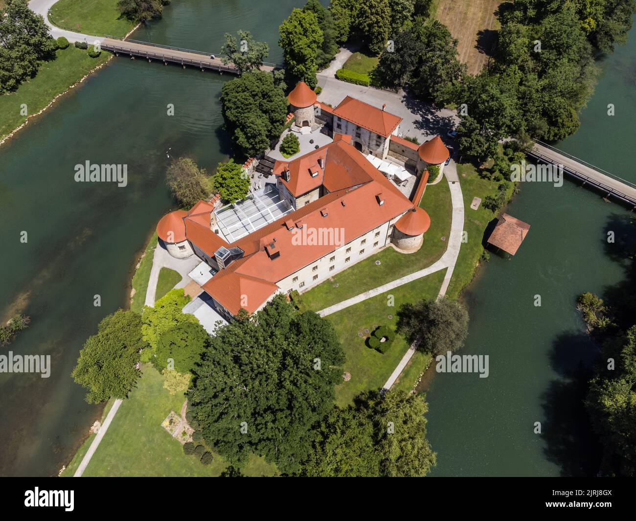 Romantisches Schloss Otocec am Fluss Krka in Slowenien. Drohnenansicht. Stockfoto