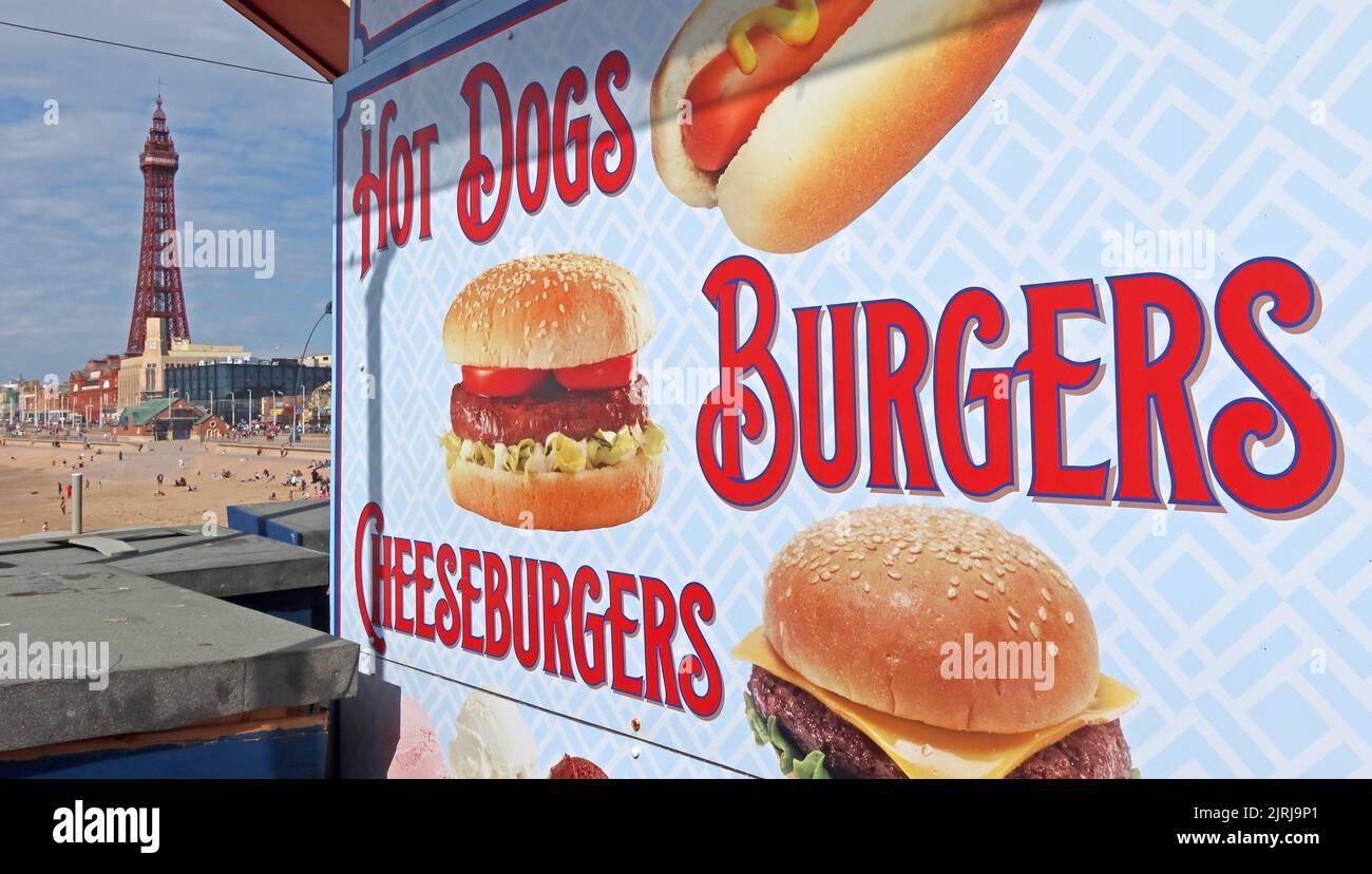 Blackpool Tower, Hot Dogs, Burger, Cheeseburger am Central Pier, Blackpool - typisches Fast Food am Meer, Snacks, Lancashire, England, Großbritannien Stockfoto