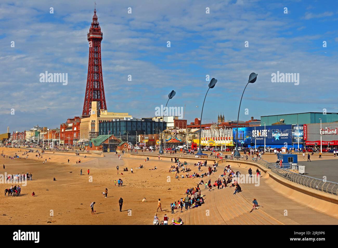englischer Sommerblick auf die Blackpool Promenade, den Turm, das Sea Life Center, die Coral Island, den Strand der Touristen, Der perfekte britische Urlaub Stockfoto