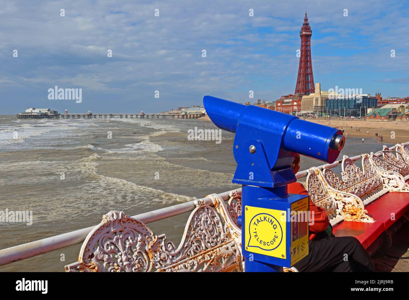 Blackpool Tower und Promenade, Blick vom Central Piers Victorian 1868 Boardwalk & Talking Telescope, Blackpool, Lancashire, England, Großbritannien, FY1 5BB Stockfoto
