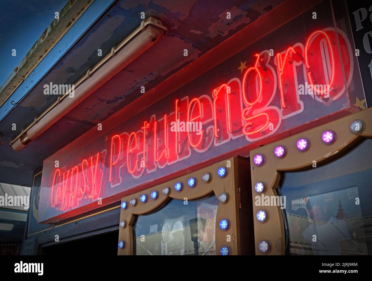 Palm Reading, Learn Your Fortune, Gypsy Petulengro Neonschild am Blackpool Central Pier, Lancashire, England, Großbritannien, FY1 Stockfoto