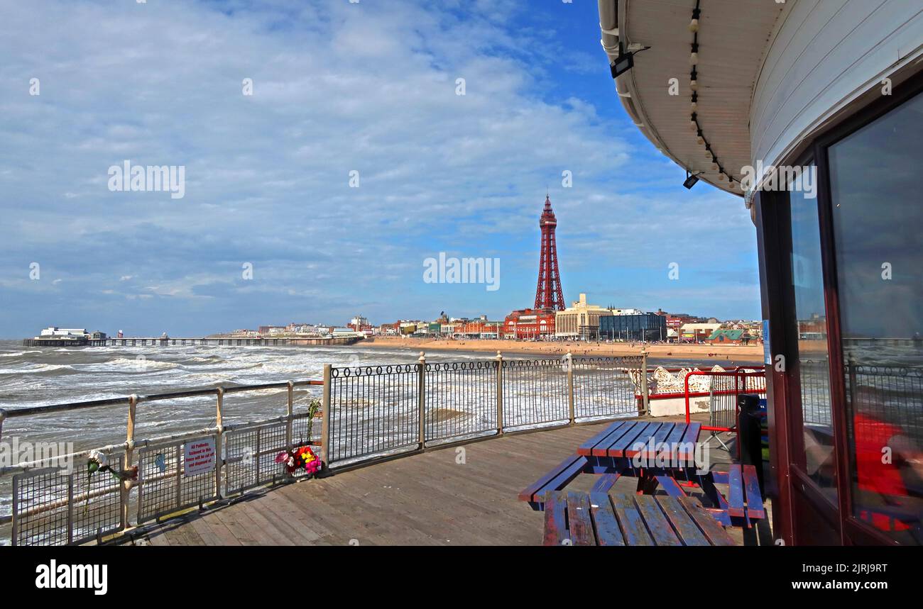 Blackpool Tower und Promenade, Blick vom Central Piers Victorian 1868 Boardwalk, Blackpool, Lancashire, England, Großbritannien, FY1 5BB Stockfoto