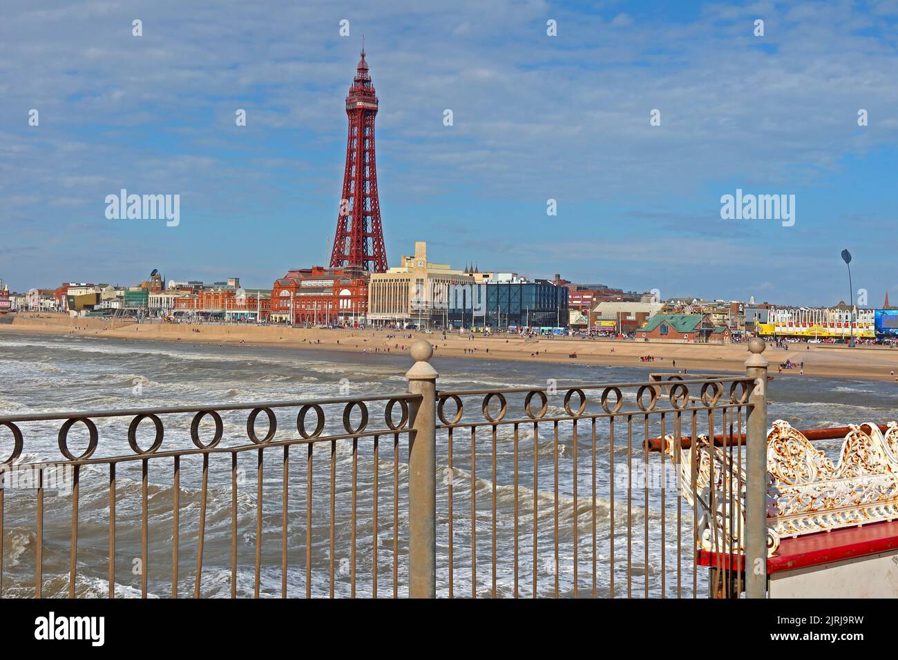 Blackpool Tower und Promenade, Blick vom Central Piers Victorian 1868 Boardwalk, Blackpool, Lancashire, England, Großbritannien, FY1 5BB Stockfoto